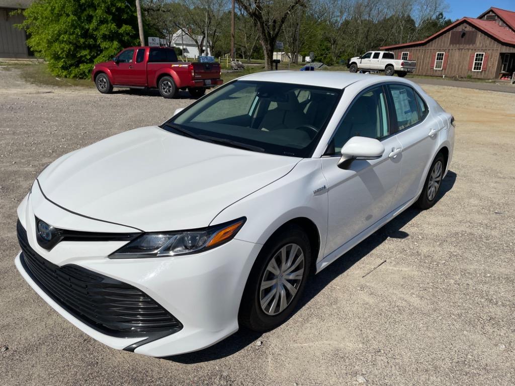 2020 Toyota Camry LE's photo
