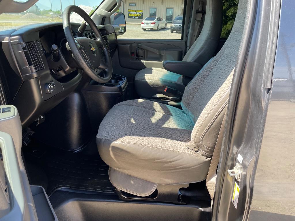 2016 Chevrolet Express Passenger LS - Photo 11
