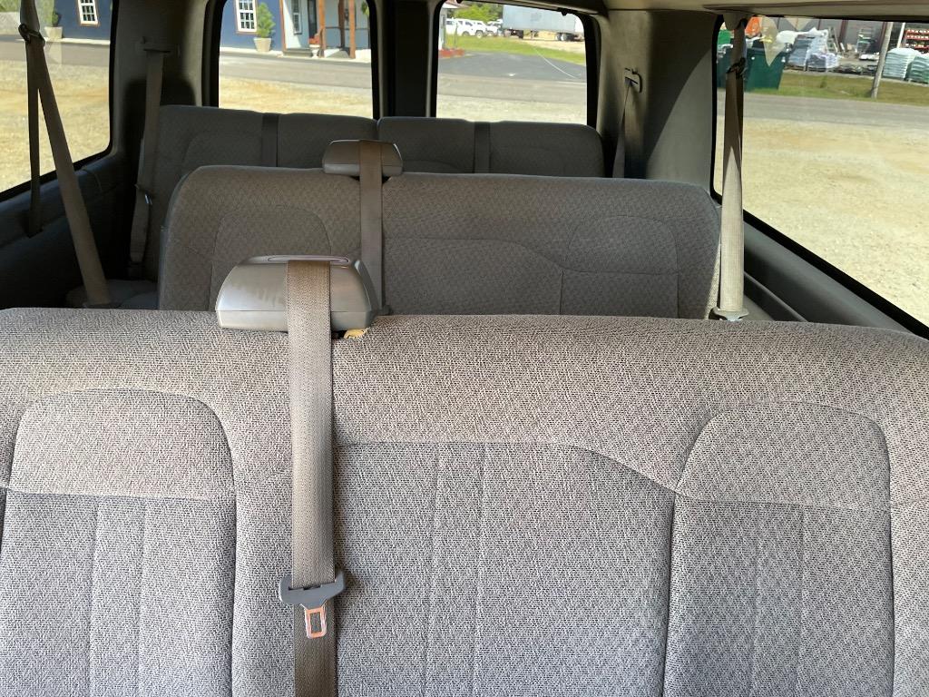 2016 Chevrolet Express Passenger LS - Photo 24