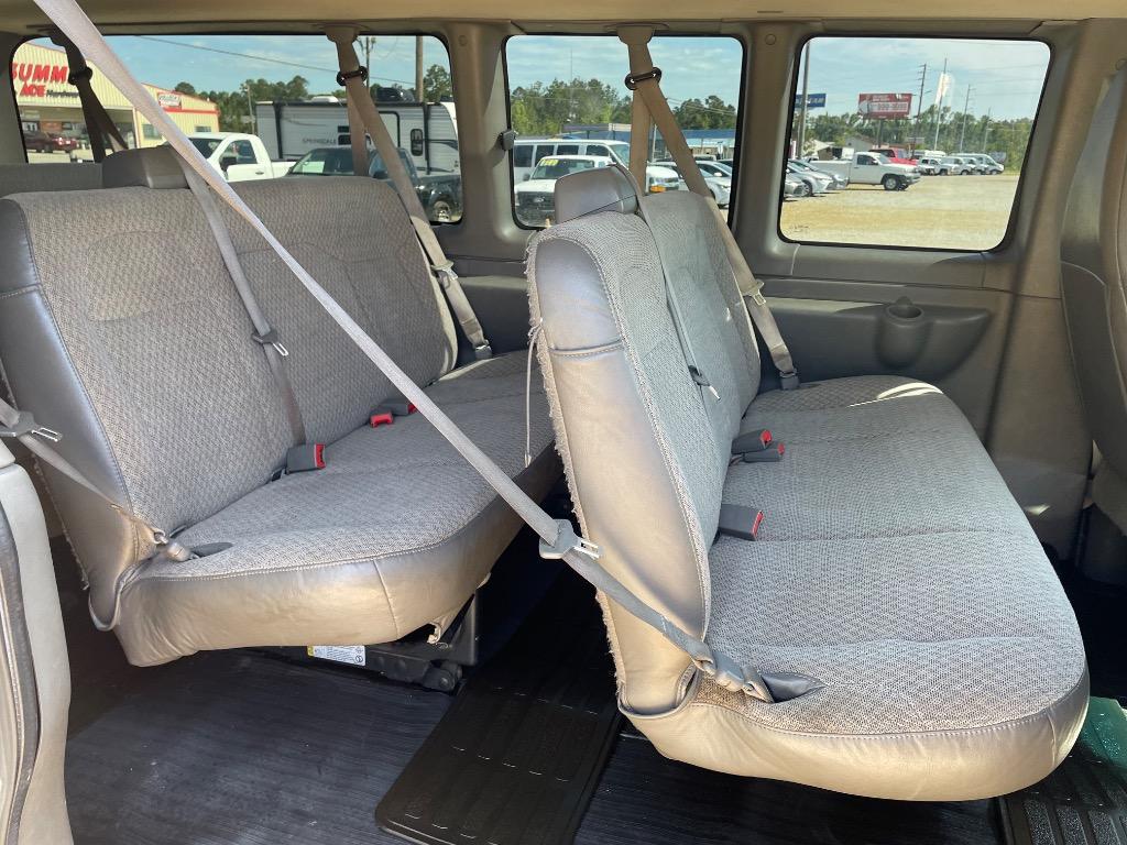 2016 Chevrolet Express Passenger LS - Photo 19