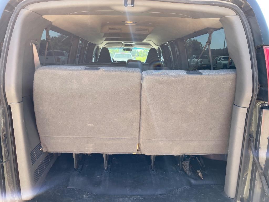2016 Chevrolet Express Passenger LS - Photo 9