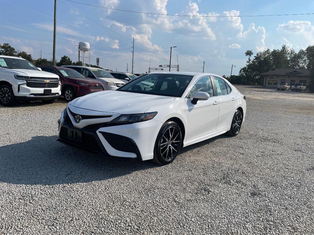 2024 Toyota Camry SE's photo