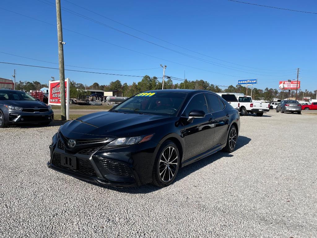 2022 Toyota Camry SE's photo