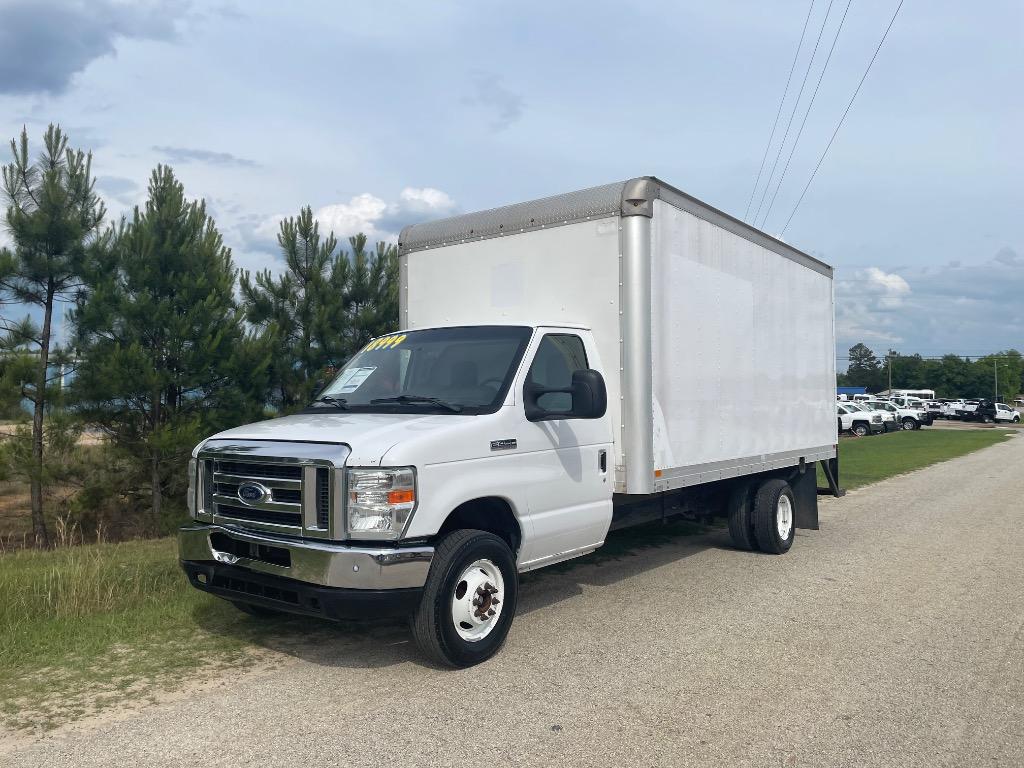 2017 Ford E-Series DRW E-450 Super Duty 158 in WB's photo